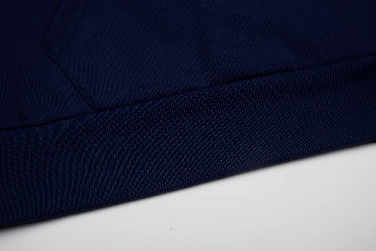 P280 White background picture [Hot new product] Style number: 25119# Color: Navy blue/off-white Size: S to XL - Ralph Lauren/Ralph Lauren 2025FW new autumn and winter Big Pony 20th anniversary badge embroidered open-chest deconstructed hooded fleece sweatshirt - 100% restoration 380g 100% pure cotton heavy-grain cloud velvet ✅ - Deconstruction restoration Correct version Three-layer hidden partial tube placket ✅ - Reactive fixed-dye D65 raw cotton double herringbone belt with wide and narrow divisions ✅ - Rejection of overlays, single-color single version, precision embroidery ✅ - RL/25 autumn and winter new product 20 commemorative badge embroidered mascot sweatshirt, deconstructed half-open chest, different from the regular classic version, high-end and outstanding, built-in contrasting reactive dyed D65 raw cotton double herringbone belt, cloud-like heavy fleece bottom with autumn and winter attributes, really comfortable, cloud-like comfort, loose fit Available in two colors, can be made as a couple model, highly recommended